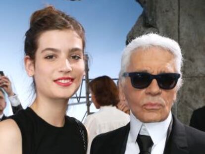 Alma Jodorowsky con Karl Lagerfeld.