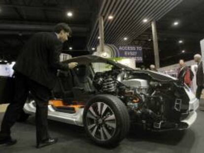 Un visitante observa un Nissan eléctrico en el Simposio Mundial sobre Vehículo Eléctrico (EVS) en el recinto de la Fira de Barcelona. EFE/Archivo