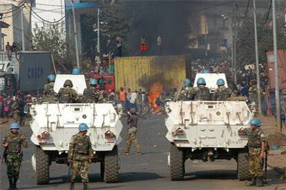 Soldados de la ONU  con tanquetas  vigilaban una calle de la ciudad congolesa de Bukavu el pasado junio.