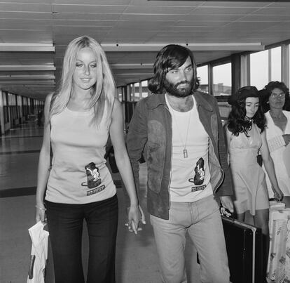 George Best y una de sus novias, la actriz y modelo sueca Mary Stavin, en el aeropuerto de Heathrow en 1973.