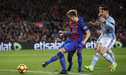 Ivan Rakitic dispara para marcar su gol.