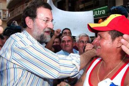 El presidente del PP, Mariano Rajoy, a su llegada a la manifestación de Murcia.