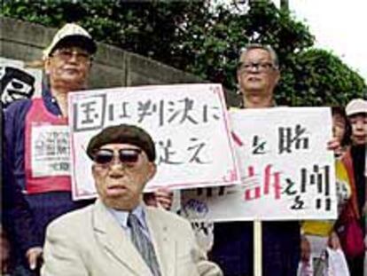 Protesta de afectados por la lepra, el martes, en Tokio.