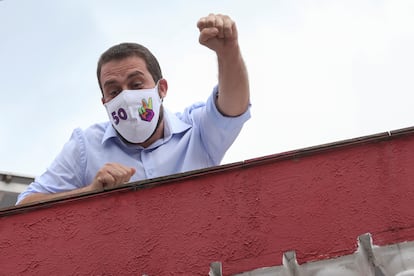 El candidato Boulos saluda a varios seguidores este domingo, durante la jornada electoral, desde su casa en São Paulo, donde está confinado con covid.