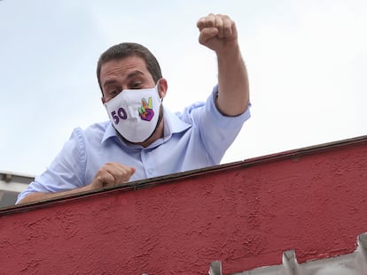 O candidato Guilherme Boulos em sua casa, neste domingo. Contaminado pela covid-19, o psolista não pode votar ou fazer campanha na reta final do pleito.