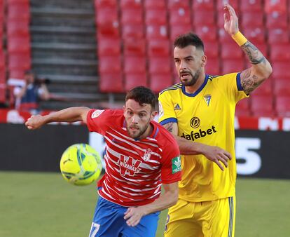 Negredo, que le dio el pase del gol a Sobrino, acosa a Quini.