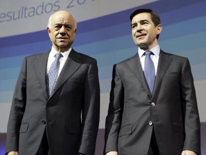 El presidente del BBVA,Franc&iacute;sco Gonzalez y el consejero delegado, Carlos Torres Viladura, poco antes de la rueda de prensa que en la sede central del banco para presentar los resultado de la entidad. 