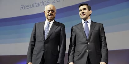 El presidente del BBVA,Franc&iacute;sco Gonzalez y el consejero delegado, Carlos Torres Viladura, poco antes de la rueda de prensa que en la sede central del banco para presentar los resultado de la entidad. 