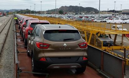 Decenas de veh&iacute;culos Renault sobre un tren de mercanc&iacute;as.