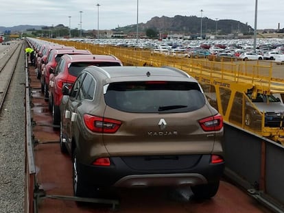 Decenas de veh&iacute;culos Renault sobre un tren de mercanc&iacute;as.