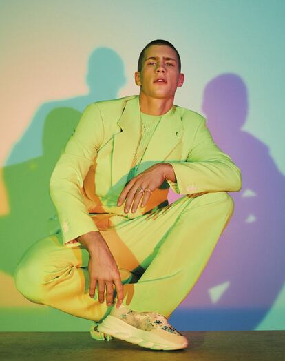 ¿Sastrería? Sí, pero estructurada, en tono fluorescente y reforzada por las ‘sneakers’ Chain Reaction. “Estos hombres pasan de las reglas y eso es lo que me encanta”, dice Donatella Versace acerca de la inspiración de esta colección.