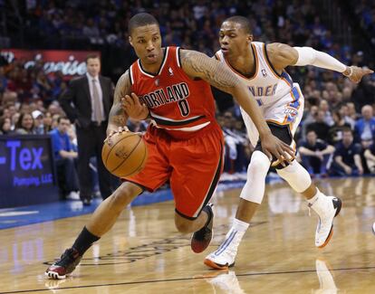 A la derecha, Westbrook, de los Thunder, persigue a Lillard, de los Blazers.