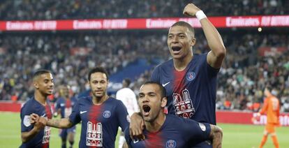 Mbappé celebra su hat trick al Mónaco montado en Alves.