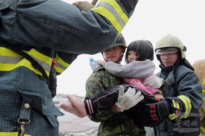 El temblor se sintió en toda la isla, y se percibió incluso en la costa de Fujian, en la China continental. En la imagen, un militar auxilia a una niña.