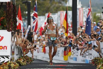 Ivan Raña quedando en sexto lugar en el Campeonato Mundial de Ironman.