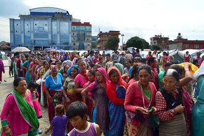 Más de 3.000 personas viven en el campo de desplazados de Chuchepati, situado junto a un hotel de lujo y un importante centro comercial. Cientos de personas hacen fila en el campo de desplazados de Chuchepati para conseguir cinco kilos de arroz, donados por las organizaciones humanitarias.