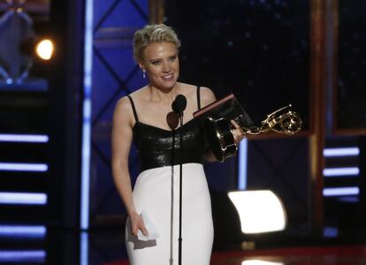 Kate McKinnon consigue el premio por segundo año consecutivo a la mejor actriz de reparto de comedia por 'Saturday Night Live'. 