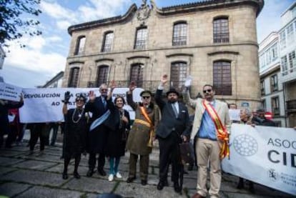 Acto reivindicativo en 2018 para reclamar la devolución al patrimonio público del palacio de Cornide de A Coruña, al fondo.