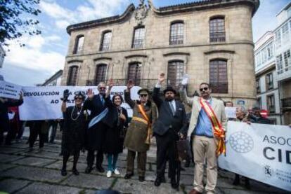 Los actores que encabezaban la marcha, en el atrio de la colegiata, con el palacio de Cornide al fondo.