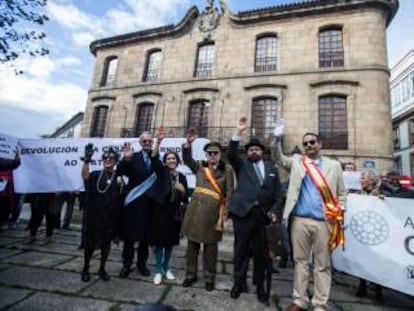 Acto reivindicativo en 2018 para reclamar la devolución al patrimonio público del palacio de Cornide de A Coruña, al fondo.