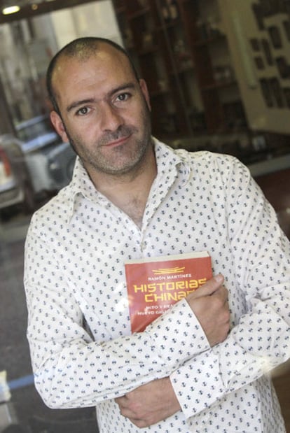 El periodista Ramón Martínez, con un ejemplar de su primer libro, <i>Historias chinas</i>.