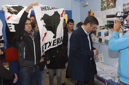 Patxi López, actual lehendakari y candidato a la reelección por el PSE, se ha topado con seis individuos que portaban carteles en favor de los presos de ETA en el interior del colegio Iruarteta de Bilbao, donde ha acudido a votar con su esposa