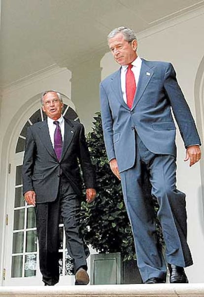 El presidente Bush con Porter Goss, tras nombrarle director de la CIA en agosto pasado.