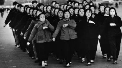 Estudiantes desfilan por la plaza de Tiananmen de Pek&iacute;n en 1965.&ensp;