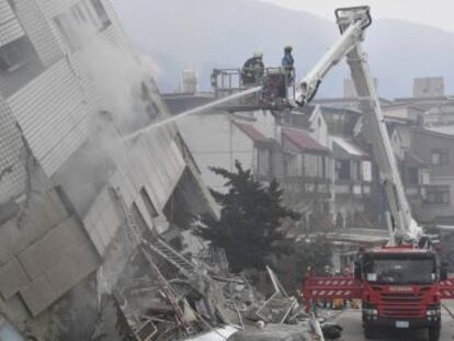 El seísmo del martes, de 6,4 grados y con epicentro cercano a la ciudad de Hualien, ha causado seis muertos y 256 heridos, según fuentes del Gobierno