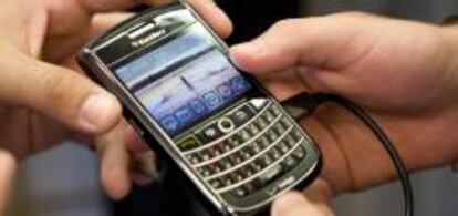 Un cliente de Verizon Wireless muestra su Blackberry