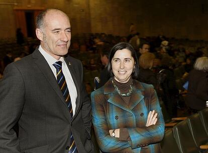 Iñaki Goirizelaia y Marisol Esteban, momentos antes de presentar sus programas al Claustro el pasado martes.