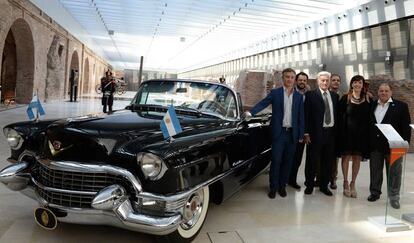 Valentín Díaz Gilligan, segundo desde la izquierda, cuando se presentó el mítico Cadillac de Juan Perón.