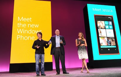 Steve Ballmer,  Joe Belfiore y la actriz Jessica Alba, presentan el renovado sistema operativo de Microsoft, Windows Phone 8