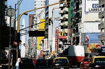 Entre el bullicio del tráfico de la célebre avenida de Corrientes destaca, al fondo, el Obelisco de Buenos Aires
(67 metros de altura), uno de los símbolos de la ciudad, en el cruce con la avenida del Nueve de Julio.