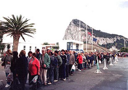 Fila de ciudadanos a la espera de cruzar la frontera en La Línea de la Concepción.