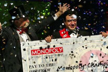 Antonio Zafra recibe el gigantesco talón del premio del Campeonato Mundial de Monopoly en Tokio.