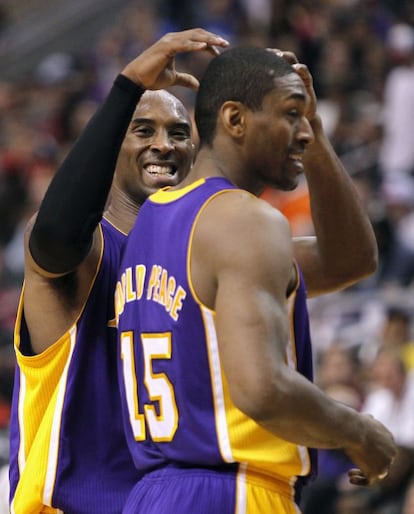 Kobe Bryant bromea con Metta World Peace durante el encuentro.