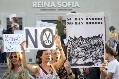 Miembros del sector del arte se manifiestan frente al Reina Sofía contra la subida del IVA del Gobierno de Rajoy.
