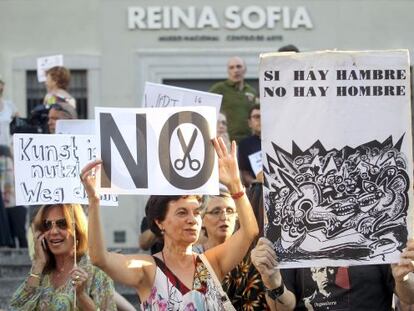 Miembros del sector del arte se manifiestan frente al Reina Sofía contra la subida del IVA del Gobierno de Rajoy.