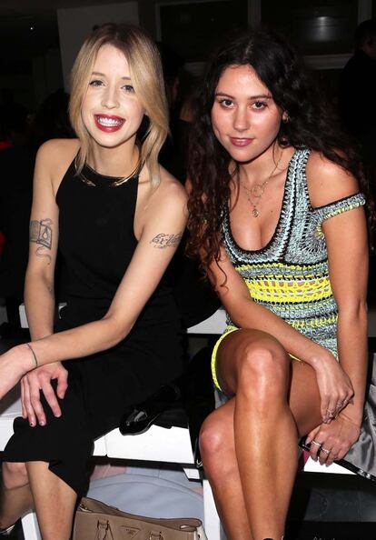En la foto, posa junto a la cantante Eliza Doolittle durante la última fashion week londinense.