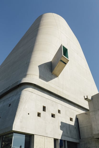 Cúpula de la iglesia Saint Pierre en Firminy-Vert, terminada en 2006, 41 años después de la muerte del arquitecto.<br><br>Charles-Édouard Jeanneret (1887-1965) —Le Corbusier— fue internacional —construyó en la India, Japón, Argentina, Estados Unidos o Francia— e inesperado: lo icónico y lo cotidiano, lo ligero y lo denso convivieron en su siempre cambiante obra.