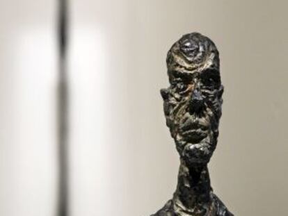 Una de las características cabezas de Giacometti con, al fondo, 'Mujer grande II' (1960).