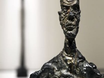 Una de las características cabezas de Giacometti con, al fondo, 'Mujer grande II' (1960).