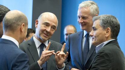 El ministro de Finanzas griego, Euclid Tsakalotos, junto a sus homólogos de Alemania y Francia y el comisario del ramo, Pierre Moscovici.