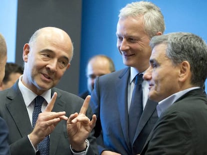El ministro de Finanzas griego, Euclid Tsakalotos, junto a sus homólogos de Alemania y Francia y el comisario del ramo, Pierre Moscovici.