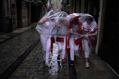 Un grupo de mujeres se protege de la tormenta, en La calle Mayor. 