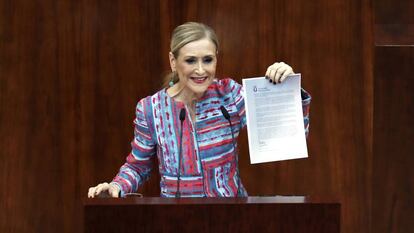 Cristina Cifuentes esgrime un acta del máster fraudulento que dijo haber cursado en la universidad. 