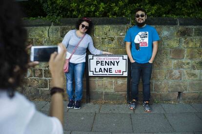 La placa de Penny Lane, cruce de calles de Liverpool, es uno de los puntos más fotografiados de la ciudad británica.