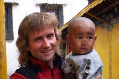 Iñaki Ochoa, con un niño nepalí.