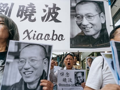 Manifestantes con pancartas de Liu Xiabo, premio Nobel de la Paz en 2010, en una protesta celebrada en Hong Kong el pasado 13 de julio de 2018.